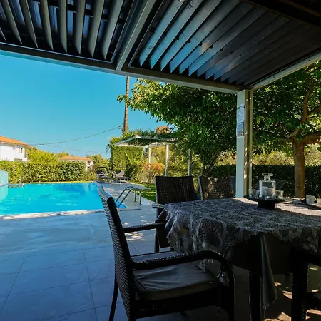 Deluxe Chrousso Pool