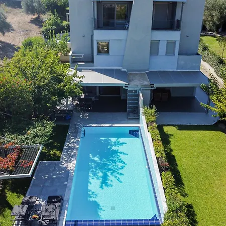 Deluxe Chrousso Pool