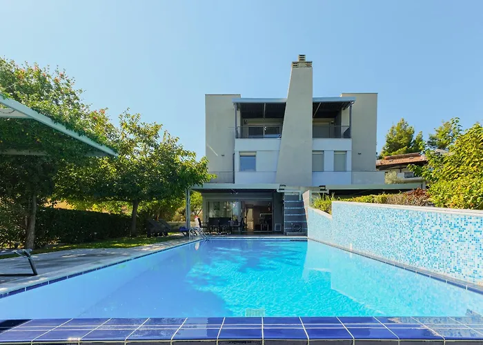 Deluxe Chrousso Pool