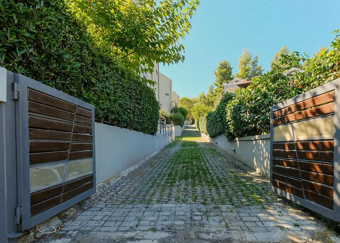 Deluxe Chrousso Pool *