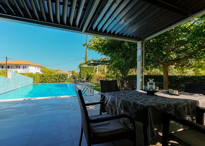 Deluxe Chrousso Pool