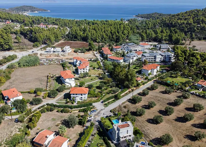 Deluxe Chrousso Pool *