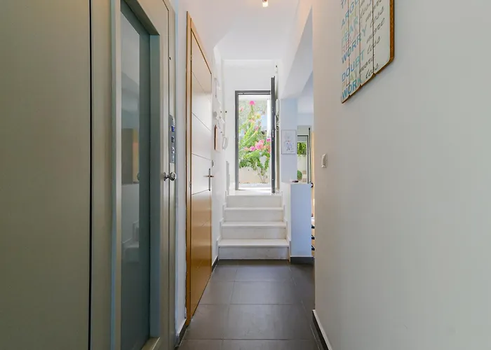 Deluxe Chrousso Pool