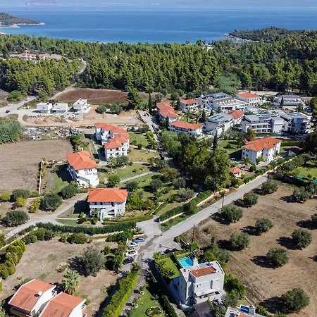 Deluxe Chrousso Pool *