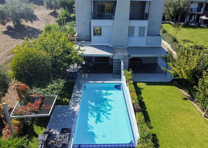 Deluxe Chrousso Pool